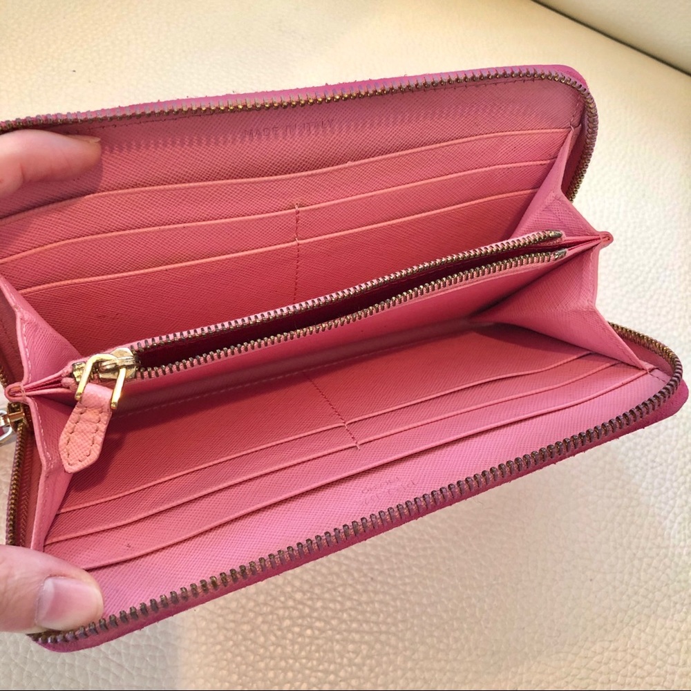 ⭕️SOLD⭕️Prada Zip Around Wallet - Picture 6 of 9